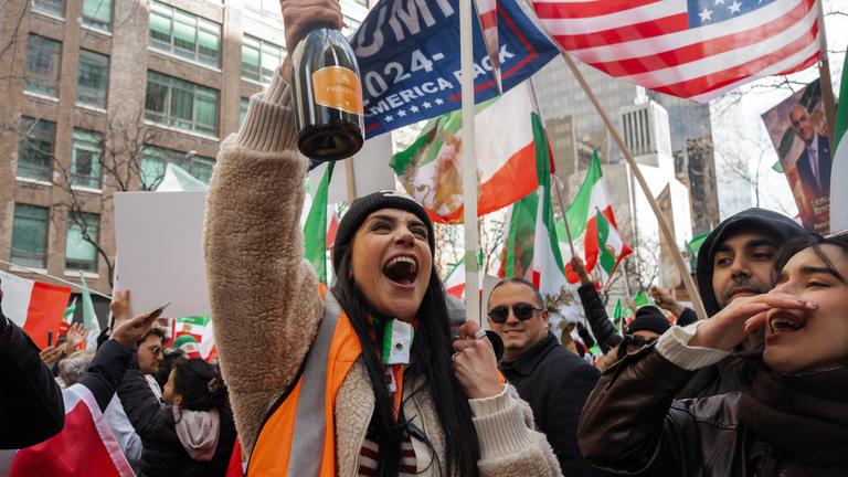 In New York zeigen Tausende ihre Unterstützung für den US-Militäreinsatz.