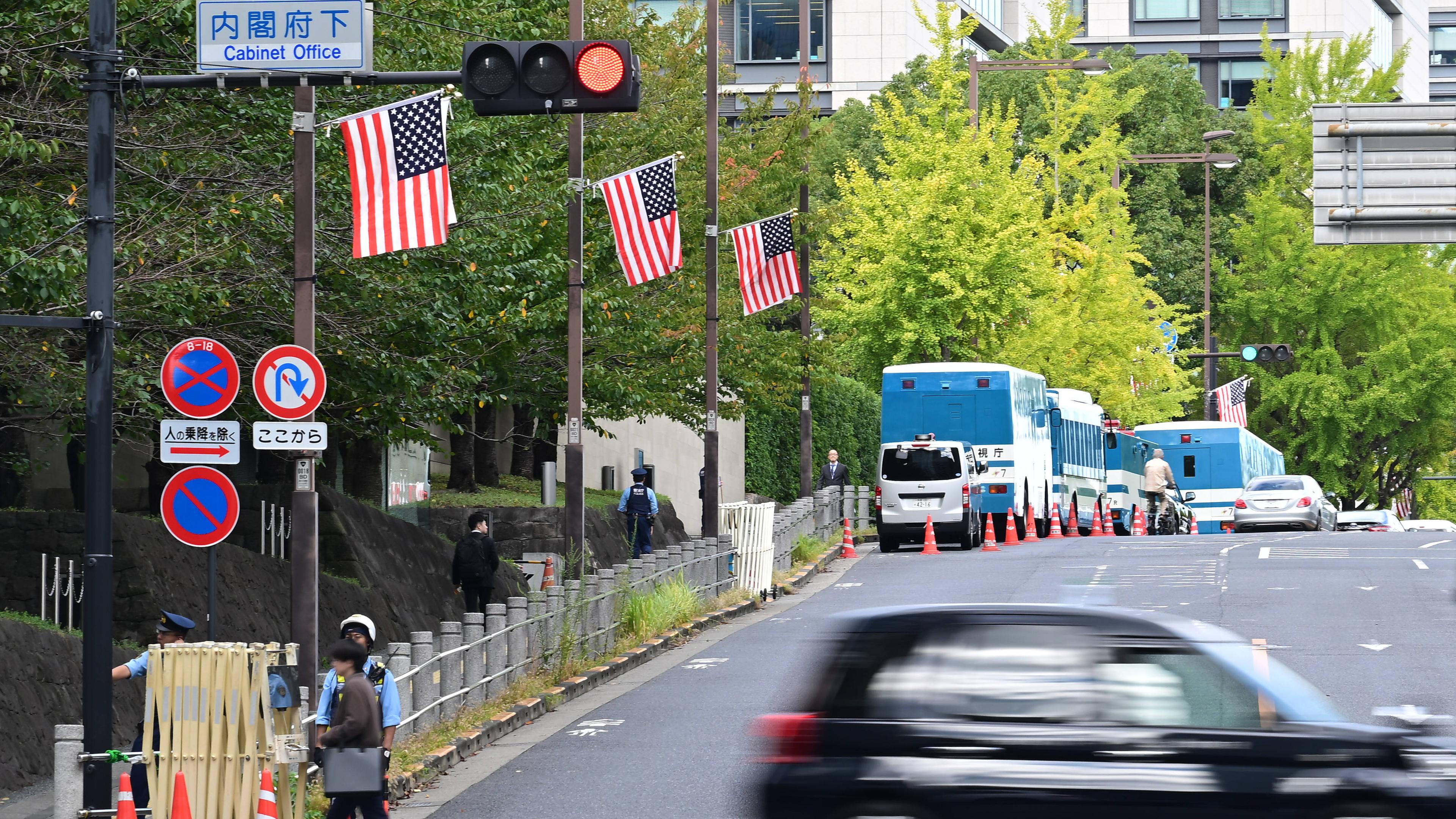 Am 27.10.2025 werden vor dem dreitägigen Besuch von US-Präsident Donald Trump in Japan in einer Straße in der Nähe des Büros des Premierministers in Tokio, Japan, US-Flaggen gehisst.