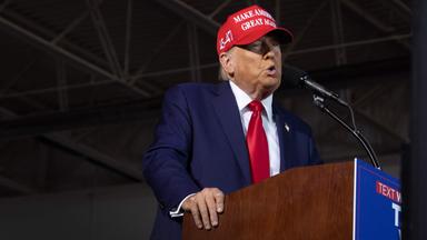 Der republikanische US-Präsidentschaftskandidat Donald Trump spricht bei einer Wahlkampfveranstaltung in Wisconsin.