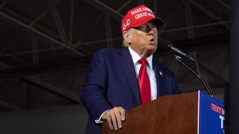 Der republikanische US-Präsidentschaftskandidat Donald Trump spricht bei einer Wahlkampfveranstaltung in Wisconsin.