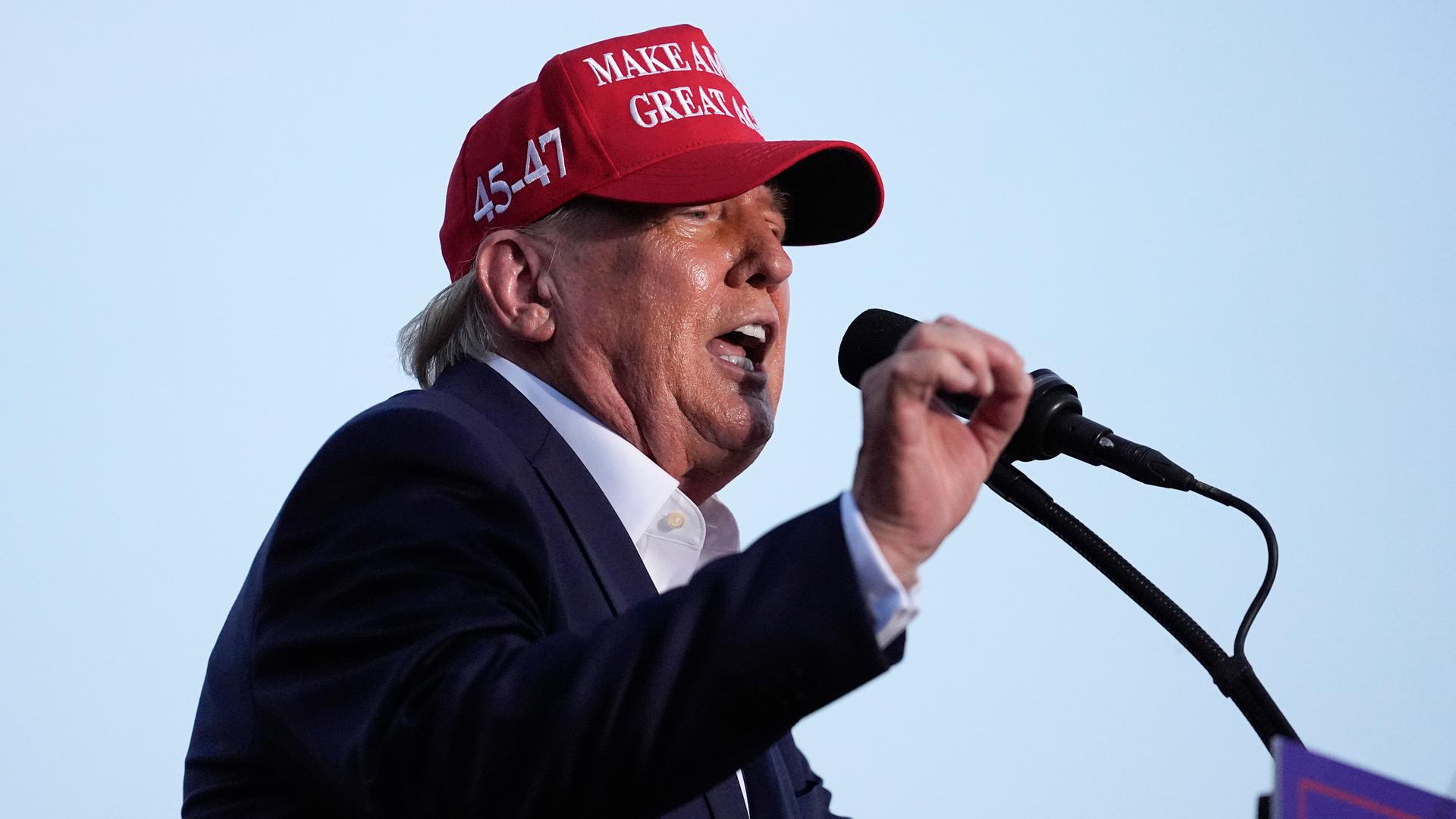 Donald Trump spricht auf einer Wahlkampfveranstaltung im Juli 2024