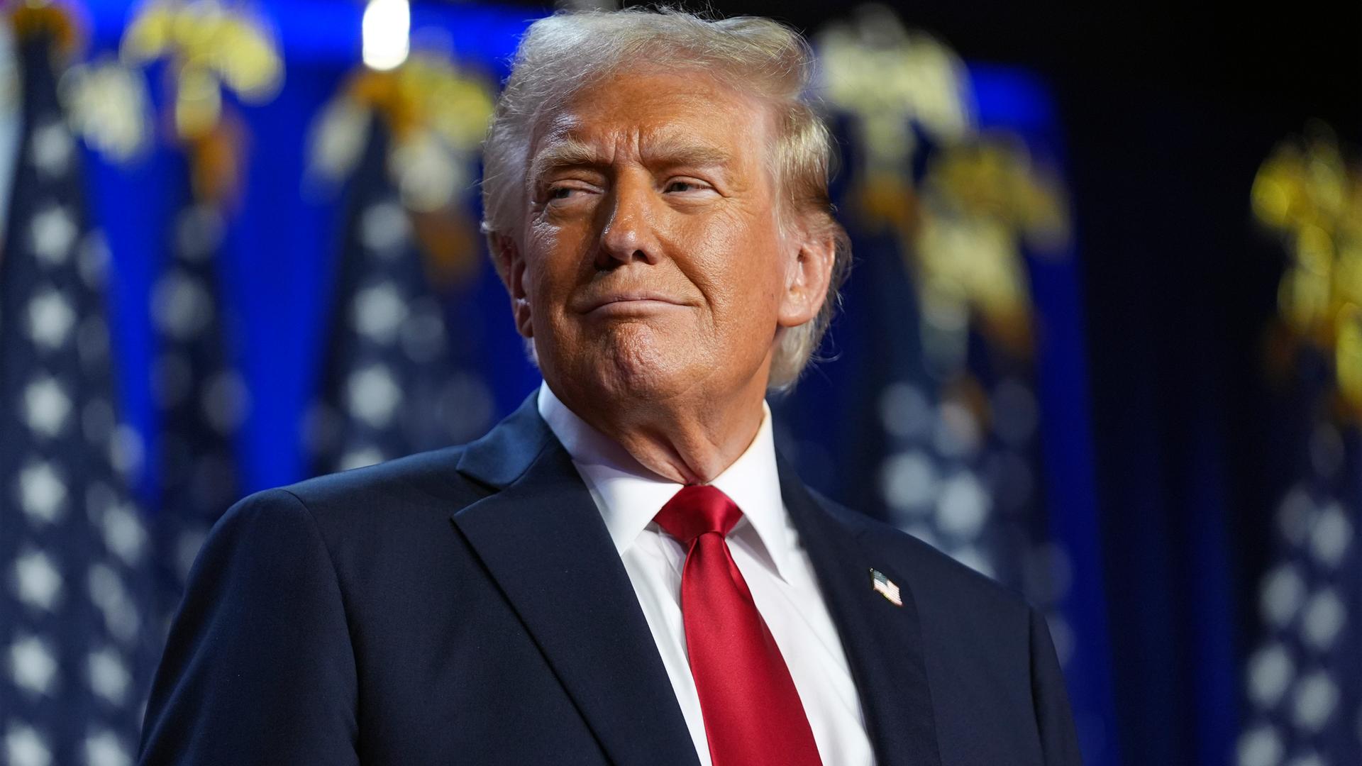 Der republikanische Präsidentschaftskandidat und ehemalige Präsident Donald Trump kommt am Mittwoch, 6. November 2024, zu einer Wahlparty im Palm Beach Convention Center in West Palm Beach, Florida