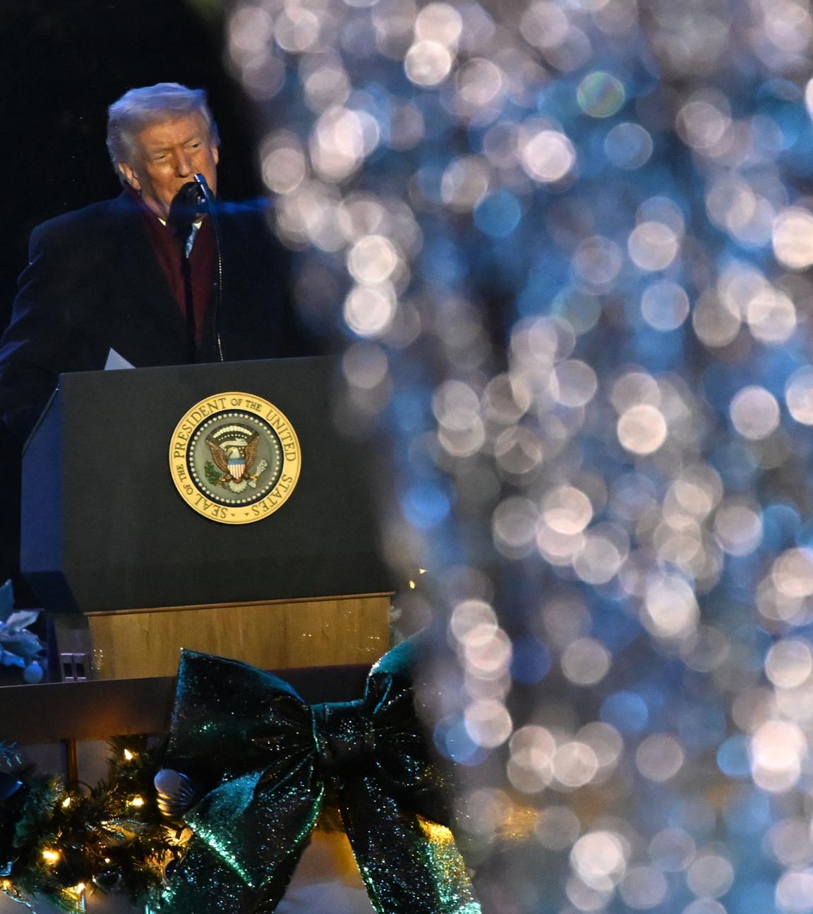 US-Präsident Donald Trump spricht anlässlich der Beleuchtung des nationalen Weihnachtsbaums auf der Ellipse in Washington, D.C..