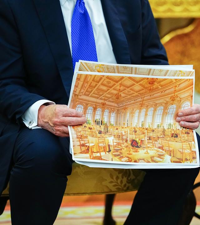 US-Präsident Donald J. Trump zeigt eine Innenansicht des neuen Ballsaals im Weißen Haus.