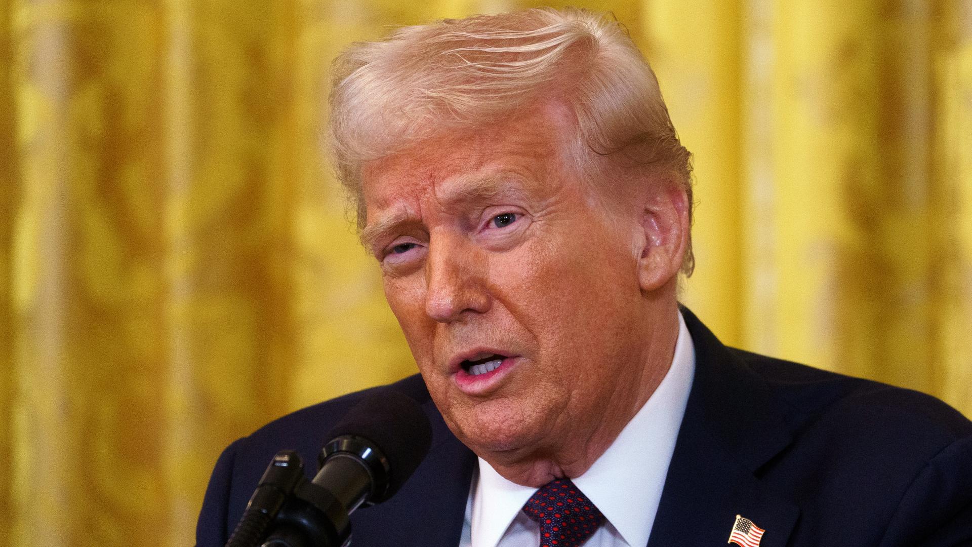 Der US-Präsident Donald Trump spricht bei einem Treffen mit dem britischen Premierminister Keir Starmer im Weißen Haus.