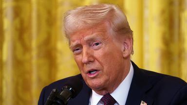 Der US-Präsident Donald Trump spricht bei einem Treffen mit dem britischen Premierminister Keir Starmer im Weißen Haus.