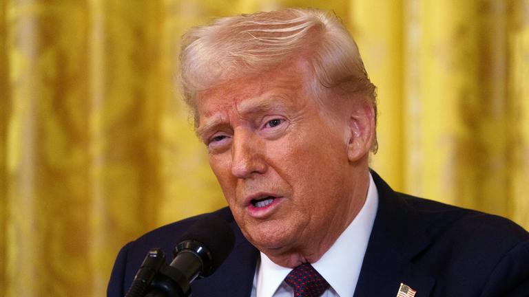 Der US-Präsident Donald Trump spricht bei einem Treffen mit dem britischen Premierminister Keir Starmer im Weißen Haus.