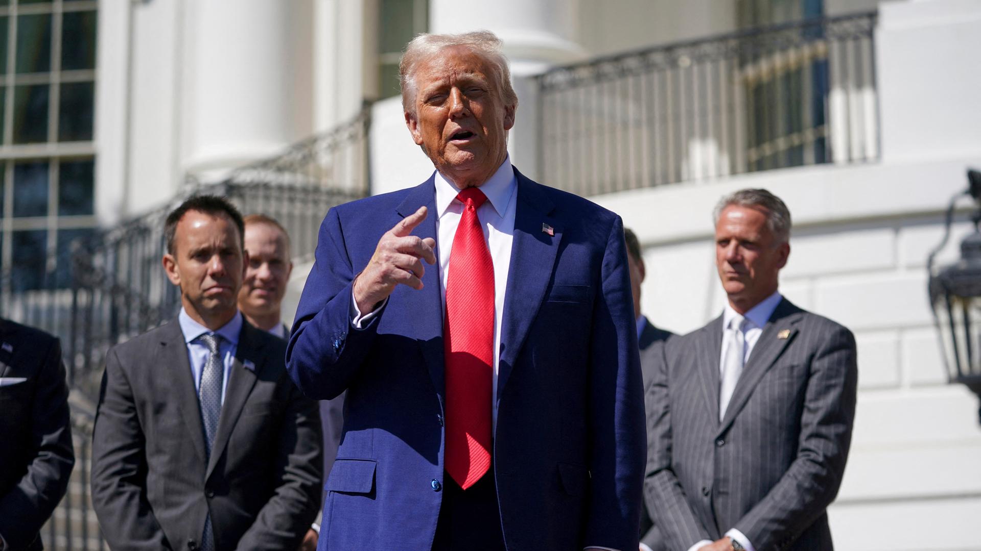 Donald Trump vor dem Weißen Haus