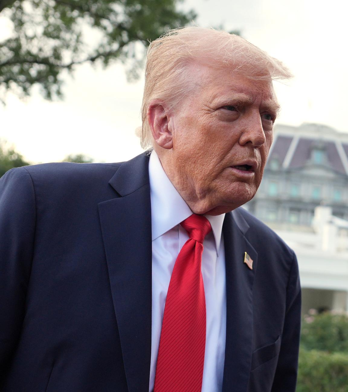 Donald Trump beantwortet Reporterfragen vor dem Weißen Haus