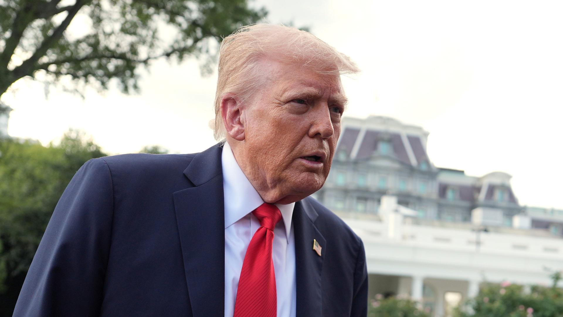 Donald Trump beantwortet Reporterfragen vor dem Weißen Haus