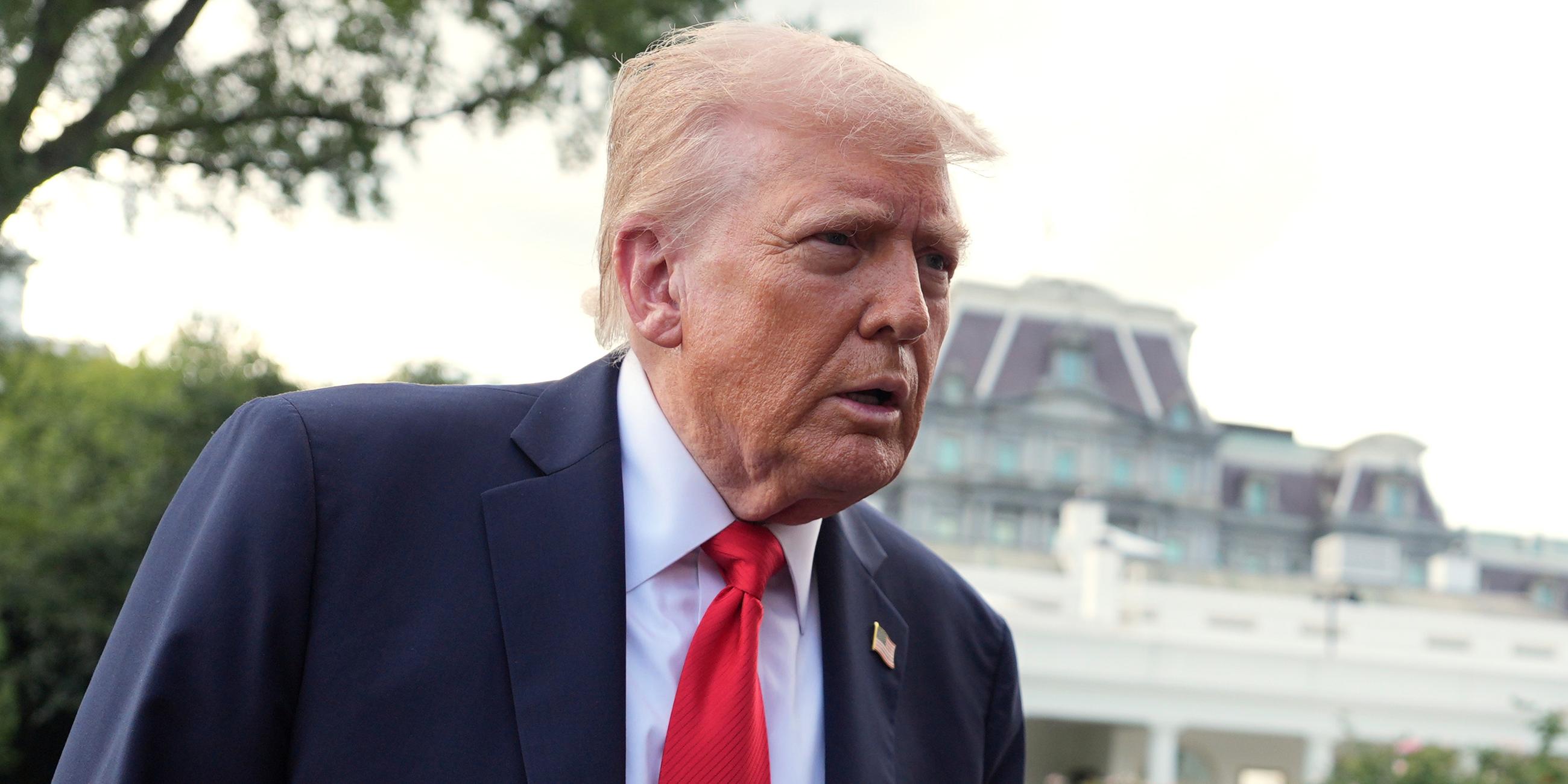 Donald Trump beantwortet Reporterfragen vor dem Weißen Haus