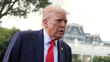 Donald Trump beantwortet Reporterfragen vor dem Weißen Haus