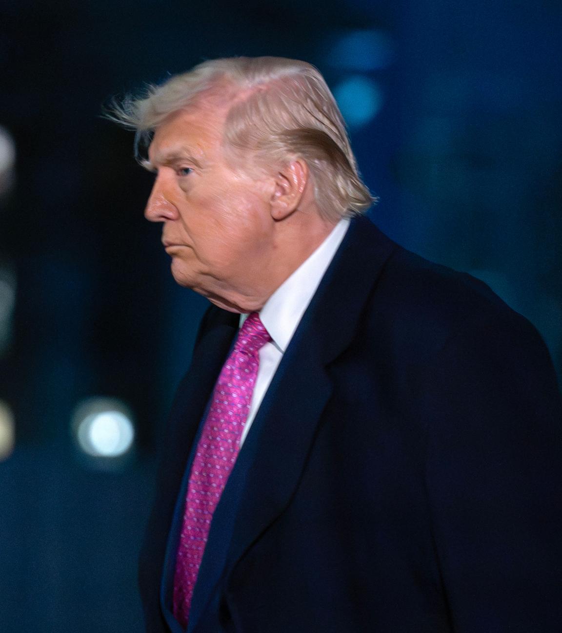 Präsident Donald Trump bei Dunkelheit von der Seite.