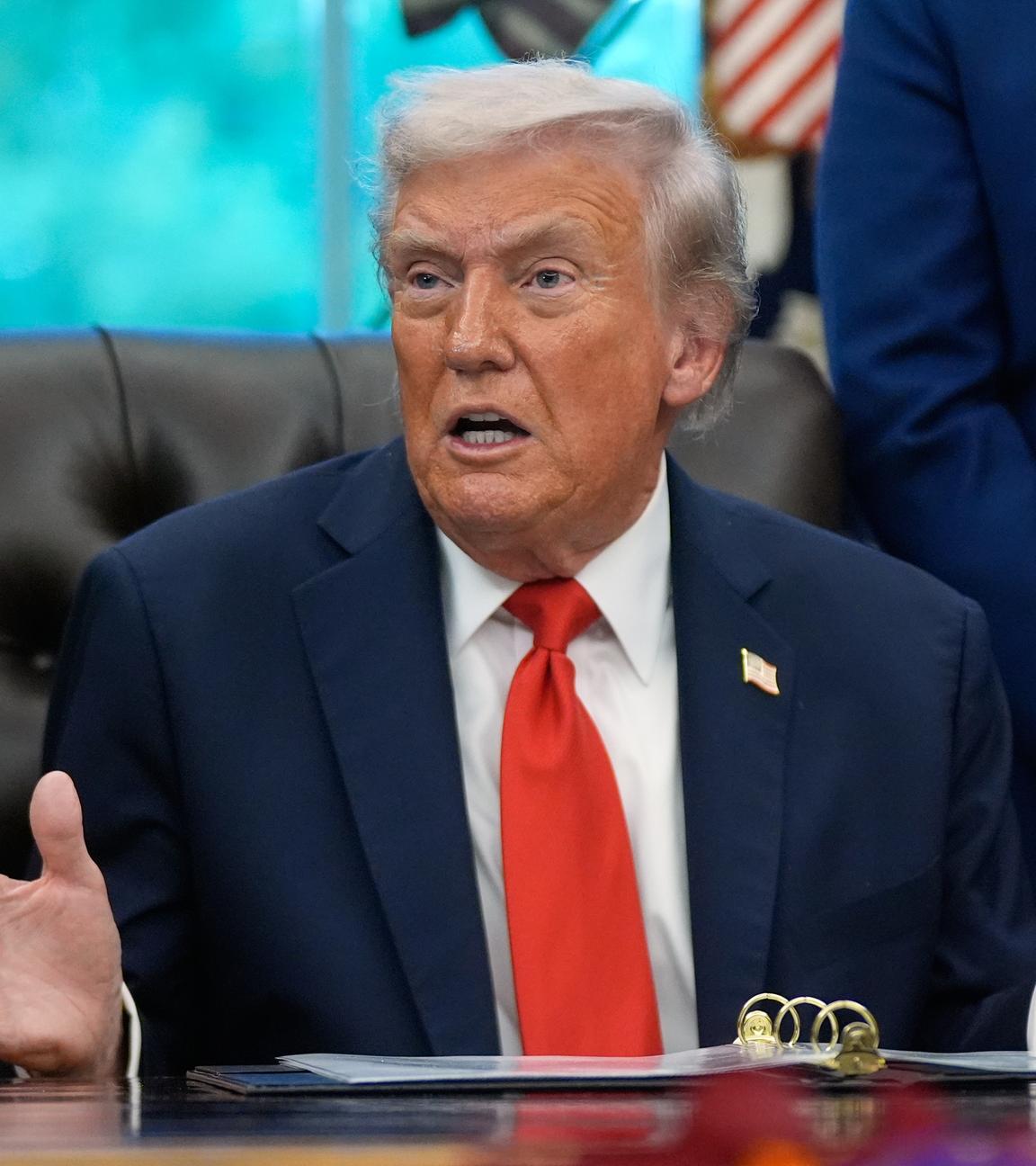 US-Präsident Donald Trump beantwortet Fragen von Reportern im Oval Office im Weißen Haus