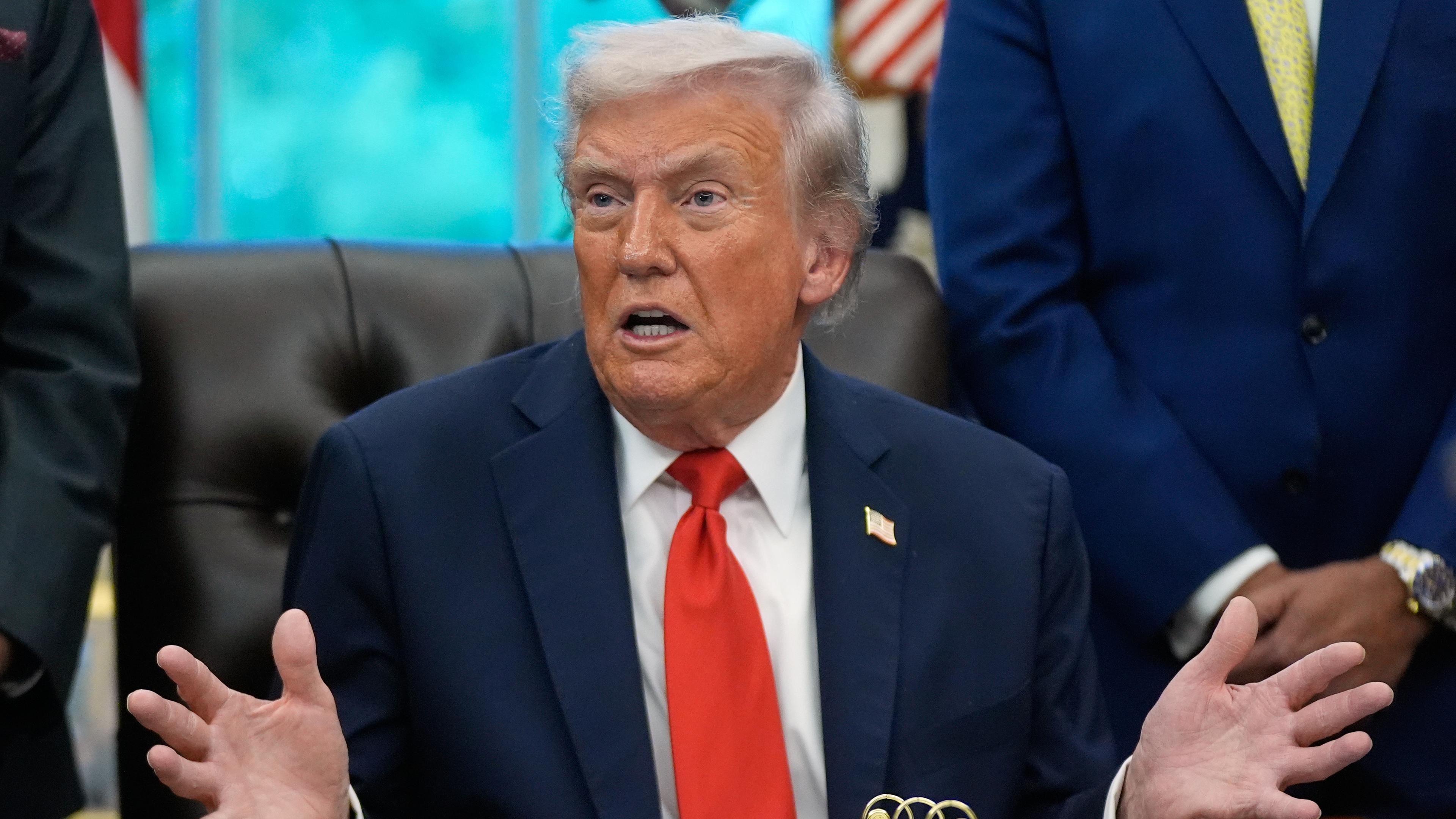 US-Präsident Donald Trump beantwortet Fragen von Reportern im Oval Office im Weißen Haus