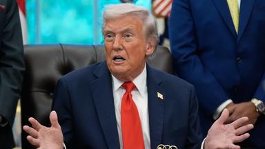 US-Präsident Donald Trump beantwortet Fragen von Reportern im Oval Office im Weißen Haus