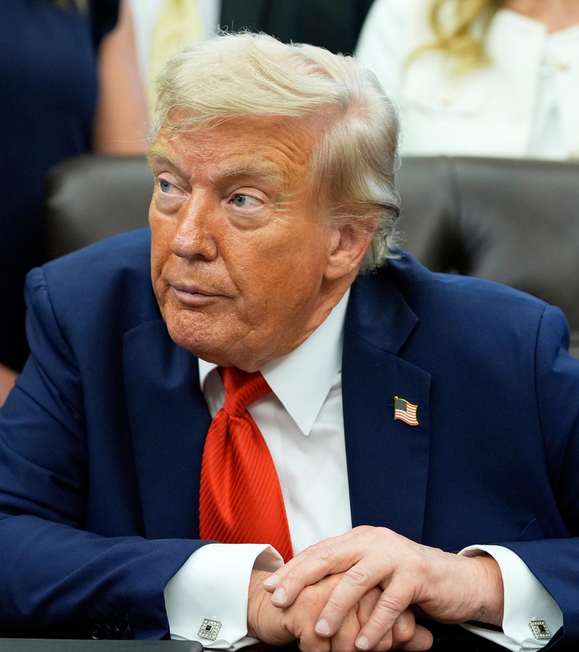 US-Präsident Donald Trump sitzt während einer Veranstaltung im Weißen Haus hinter seinem Schreibtisch im Oval Office.