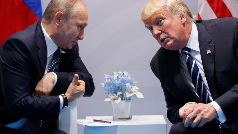 US-Präsident Donald Trump (l.) und Russlands Präsident Wladimir Putin schütteln sich die Hände, bevor sie nach einem Treffen im Präsidentenpalast in Helsinki an einer gemeinsamen Pressekonferenz teilnehmen. Archivbild