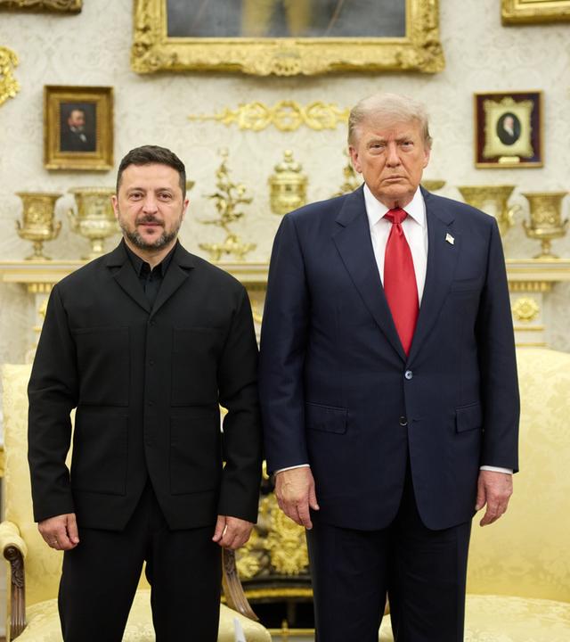 Wolodymyr Selenskyj und Donald Trump stehen nebeneinander im Oval Office.