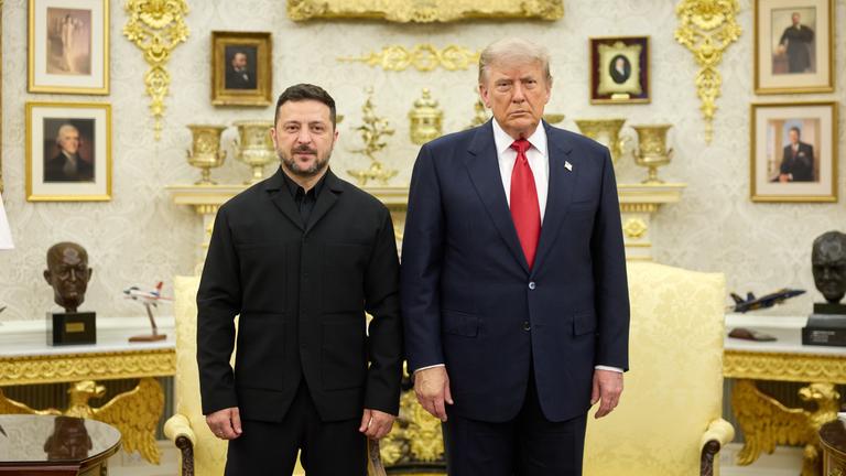 Wolodymyr Selenskyj und Donald Trump stehen nebeneinander im Oval Office.