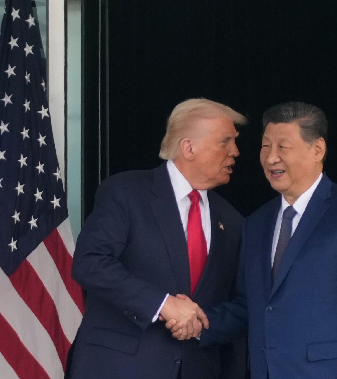 US-Präsident Donald Trump (links) und der chinesische Präsident Xi Jinping schütteln sich nach ihrem US-chinesischen Gipfeltreffen am internationalen Flughafen Gimhae Jinping in Busan, Südkorea, am  30. 10. 2025, die Hände. 