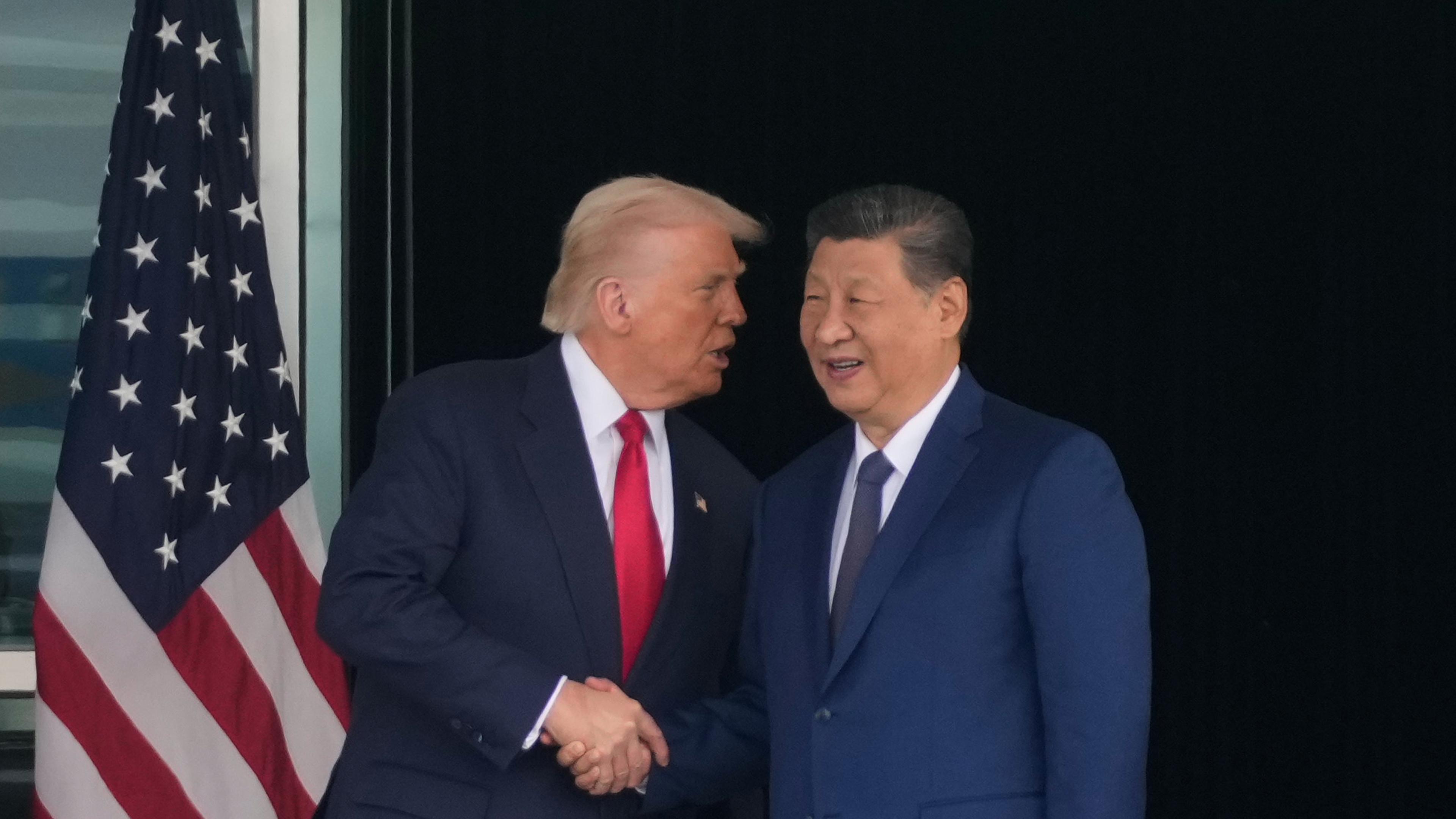 US-Präsident Donald Trump (links) und der chinesische Präsident Xi Jinping schütteln sich nach ihrem US-chinesischen Gipfeltreffen am internationalen Flughafen Gimhae Jinping in Busan, Südkorea, am  30. 10. 2025, die Hände. 