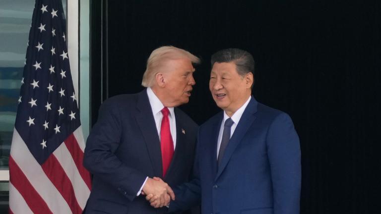 US-Präsident Donald Trump (links) und der chinesische Präsident Xi Jinping schütteln sich nach ihrem US-chinesischen Gipfeltreffen am internationalen Flughafen Gimhae Jinping in Busan, Südkorea, am  30. 10. 2025, die Hände. 