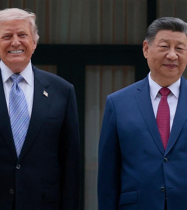 US-Präsident Donald Trump (l.) posiert während eines Besuchs im Zhongnanhai-Garten in Peking für Fotos mit dem chinesischen Präsidenten Xi Jinping.