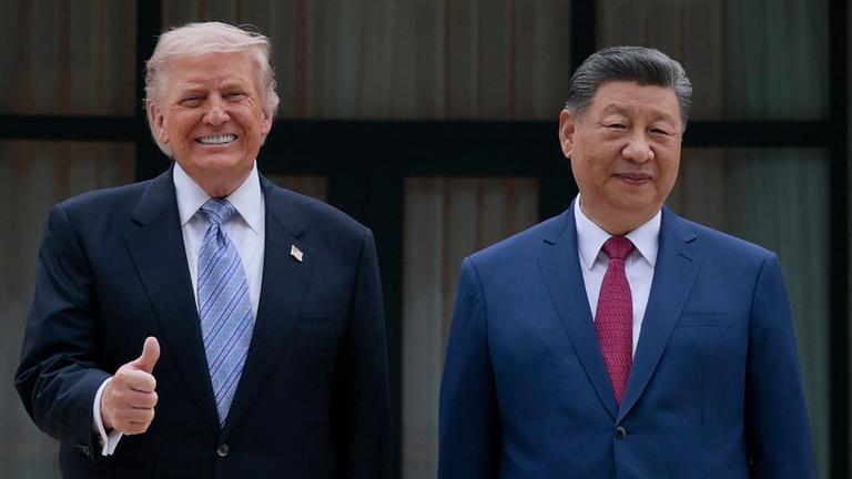US-Präsident Donald Trump (l.) posiert während eines Besuchs im Zhongnanhai-Garten in Peking für Fotos mit dem chinesischen Präsidenten Xi Jinping.