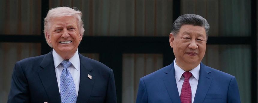 US-Präsident Donald Trump (l.) posiert während eines Besuchs im Zhongnanhai-Garten in Peking für Fotos mit dem chinesischen Präsidenten Xi Jinping.