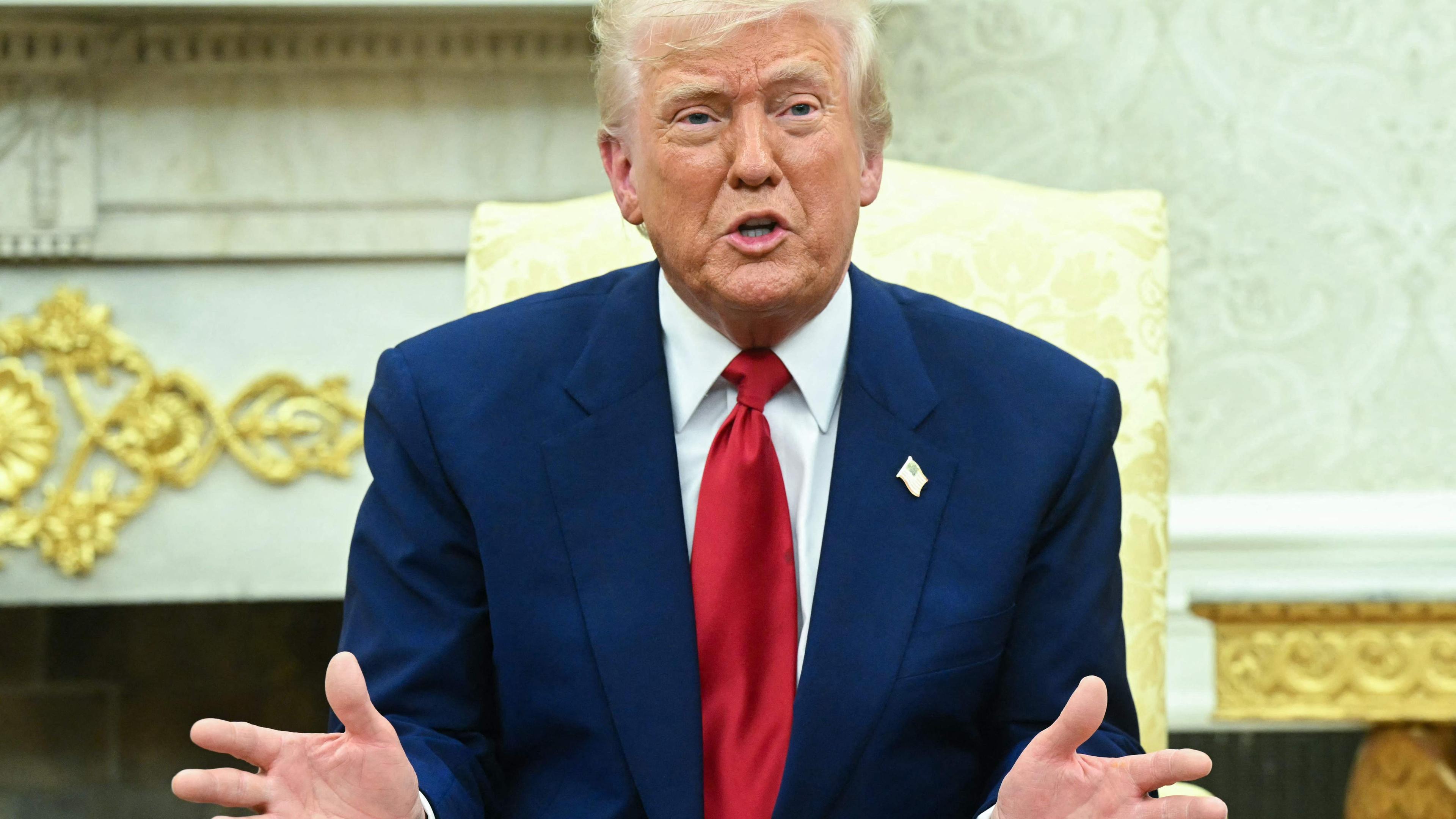 US-Präsident Donald Trump spricht während eines Treffens mit dem israelischen Premierminister Benjamin Netanjahu im Oval Office des Weißen Hauses in Washington, DC