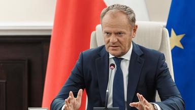 Der polnische Ministerpräsident Donald Tusk hält am 10. 9. 2025, im Kanzleramt eine außerordentliche Regierungssitzung mit Vertretern des Militärs und der Rettungsdienste ab. 