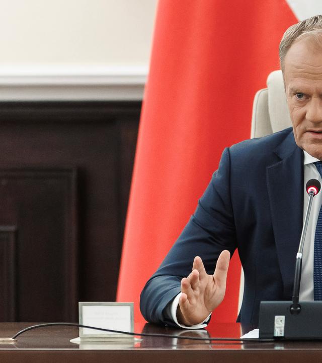 Der polnische Ministerpräsident Donald Tusk hält am 10. 9. 2025, im Kanzleramt eine außerordentliche Regierungssitzung mit Vertretern des Militärs und der Rettungsdienste ab. 