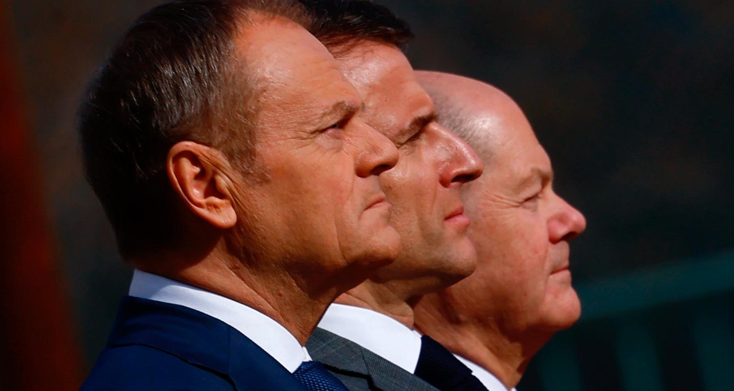 Donald Tusk, Emmanuel Macron und Bundeskanzler Olaf Scholz besichtigen die Ehrengarde im Kanzleramt in Berlin, 15.03.2024.