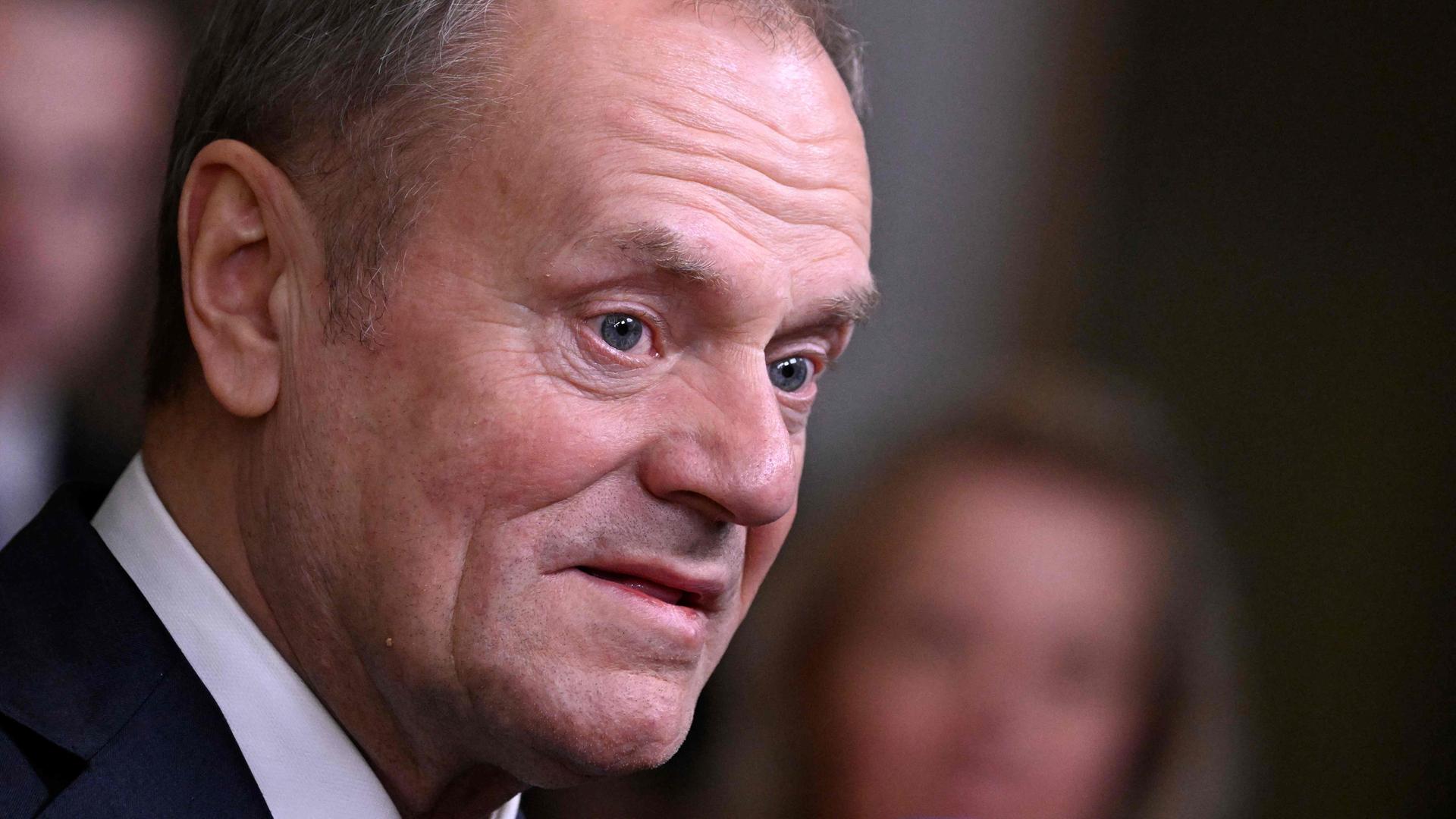 Der polnische Ministerpräsident Donald Tusk spricht mit der Presse.