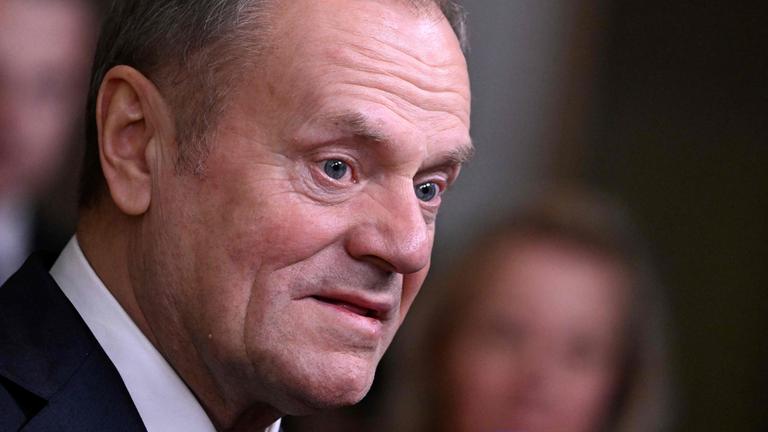 Der polnische Ministerpräsident Donald Tusk spricht mit der Presse.