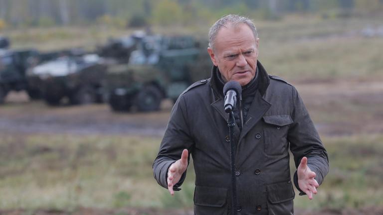 Donald Tusk spricht bei einer Pressekonferenz.
