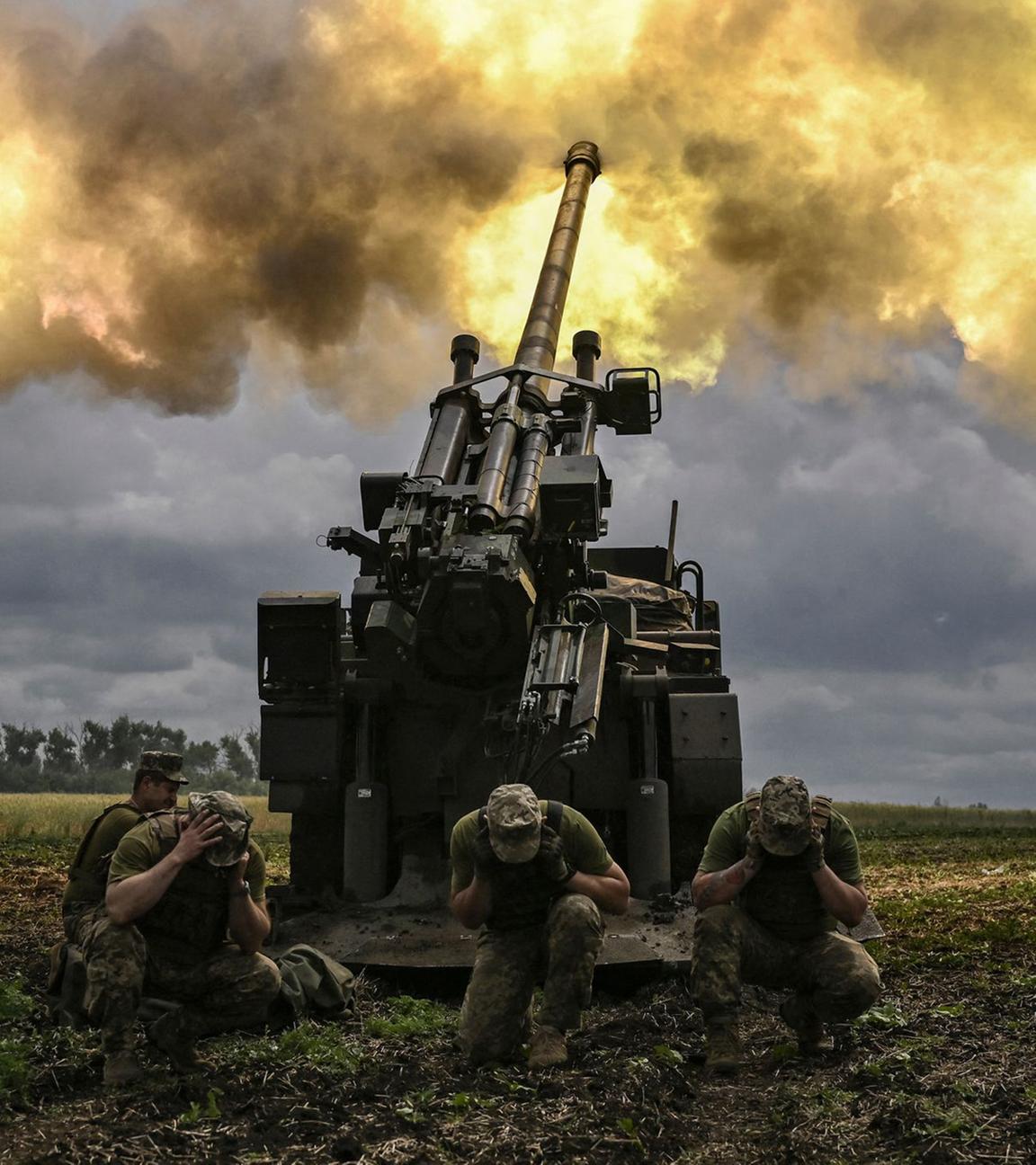 Ukrainische Soldaten feuern  mit einer französischen 155-mm/52-Kaliber-Caesar-Panzerhaubitze auf russische Stellungen an der Front im Donbas. 