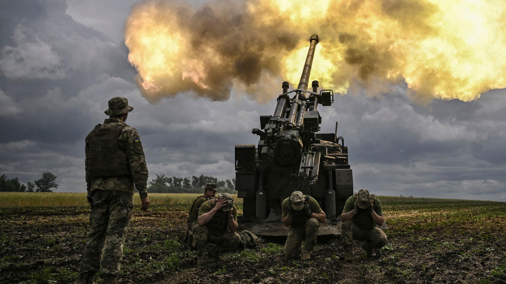 Ukrainische Soldaten feuern  mit einer französischen 155-mm/52-Kaliber-Caesar-Panzerhaubitze auf russische Stellungen an der Front im Donbas. 