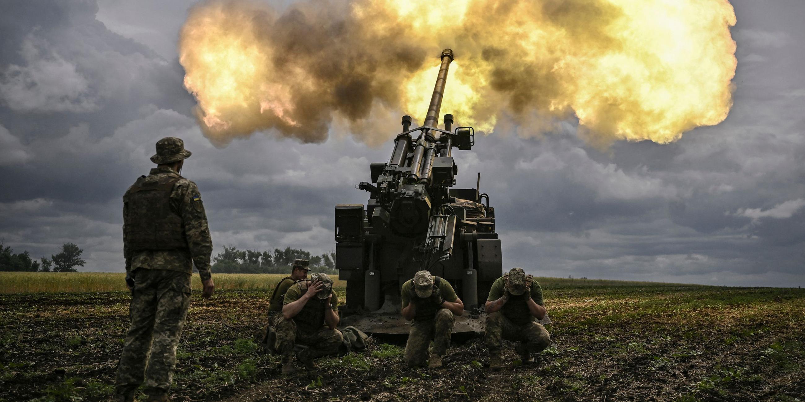 Ukrainische Soldaten feuern  mit einer französischen 155-mm/52-Kaliber-Caesar-Panzerhaubitze auf russische Stellungen an der Front im Donbas. 