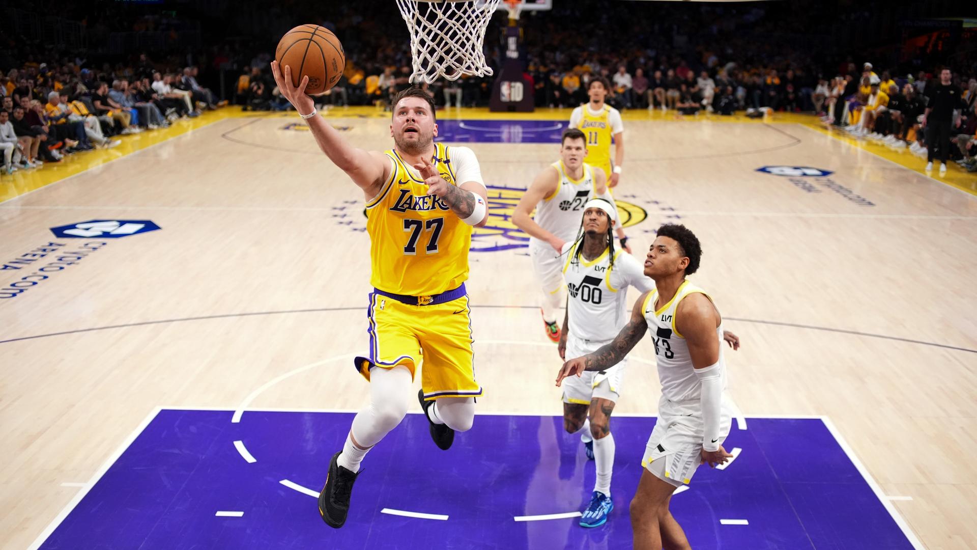Luka Doncic wirft einen Korb bei seinem Debüt für die L.A. Lakers