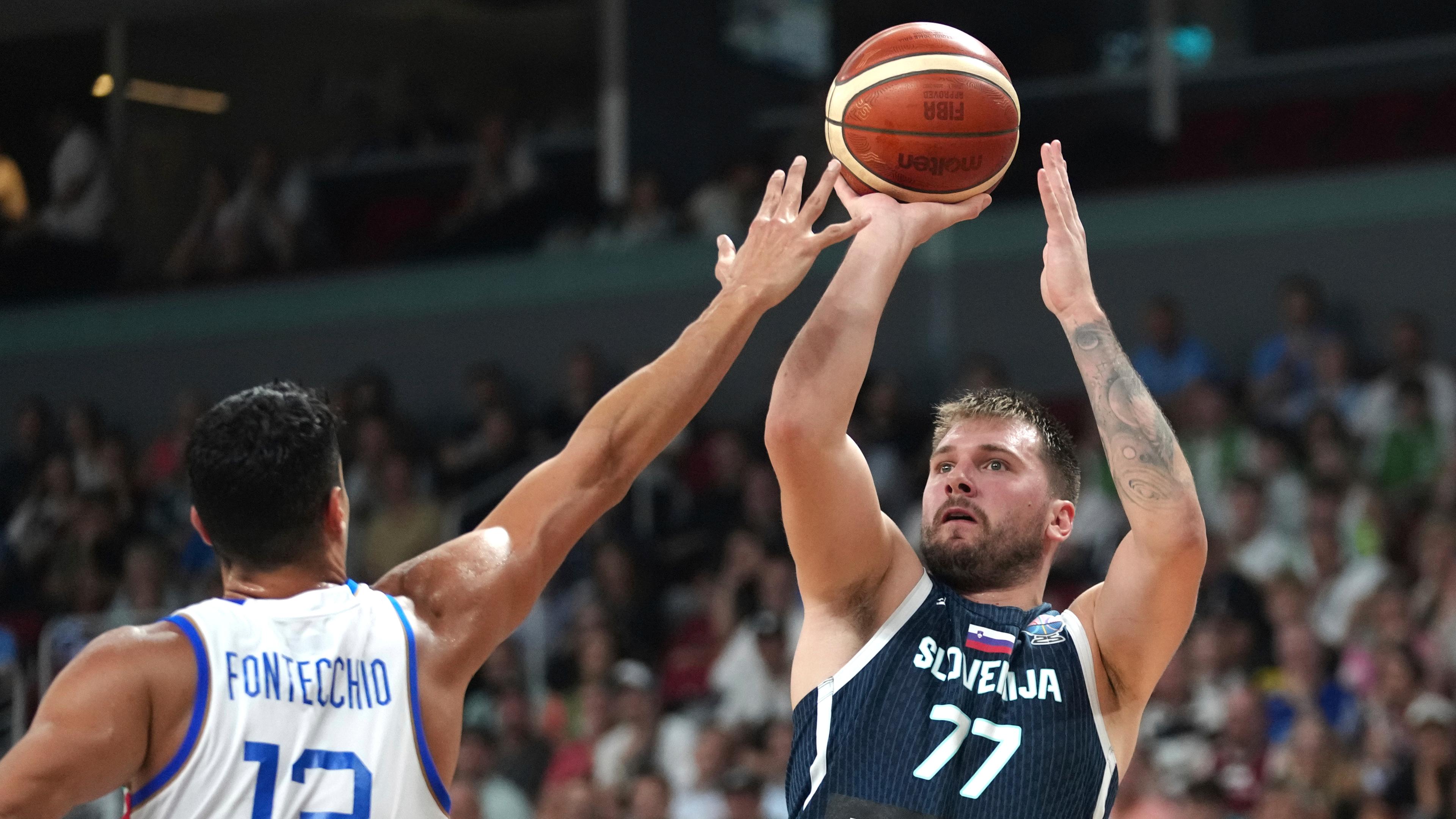 Luka Doncic (rechts) setzt zum Wurf an. Simone Fontecchio will blocken.