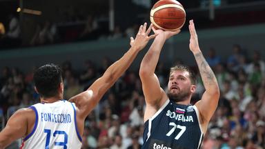 Luka Doncic (rechts) setzt zum Wurf an. Simone Fontecchio will blocken.