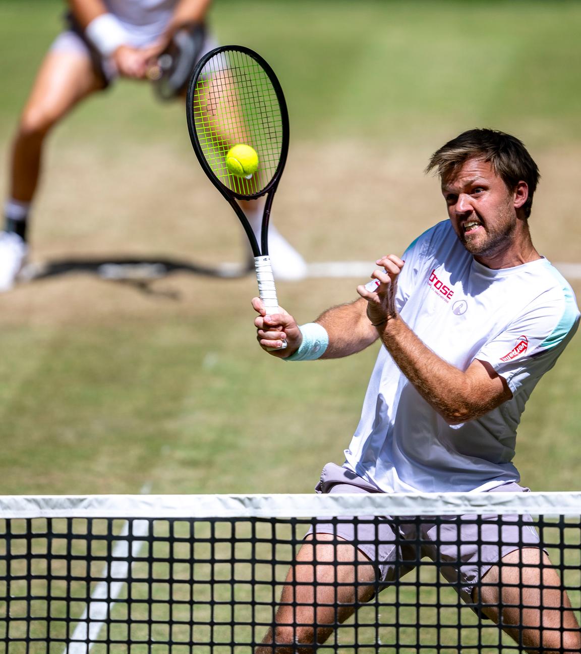 ATP-Tour in Halle/Westfalen, Doppel-Halbfinale: Kevin Krawietz blockt einen Ball am Netz.