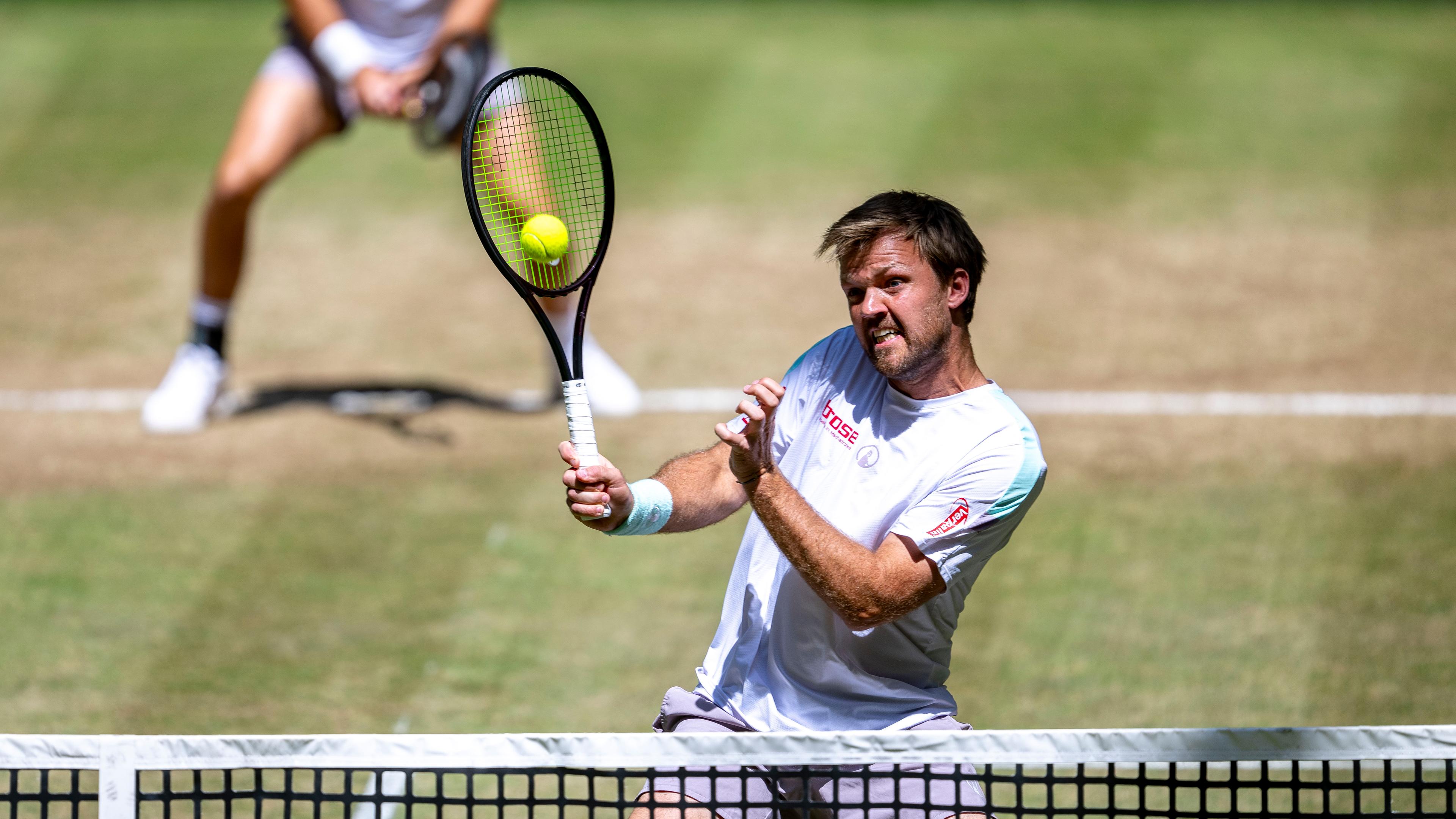 ATP-Tour in Halle/Westfalen, Doppel-Halbfinale: Kevin Krawietz blockt einen Ball am Netz.