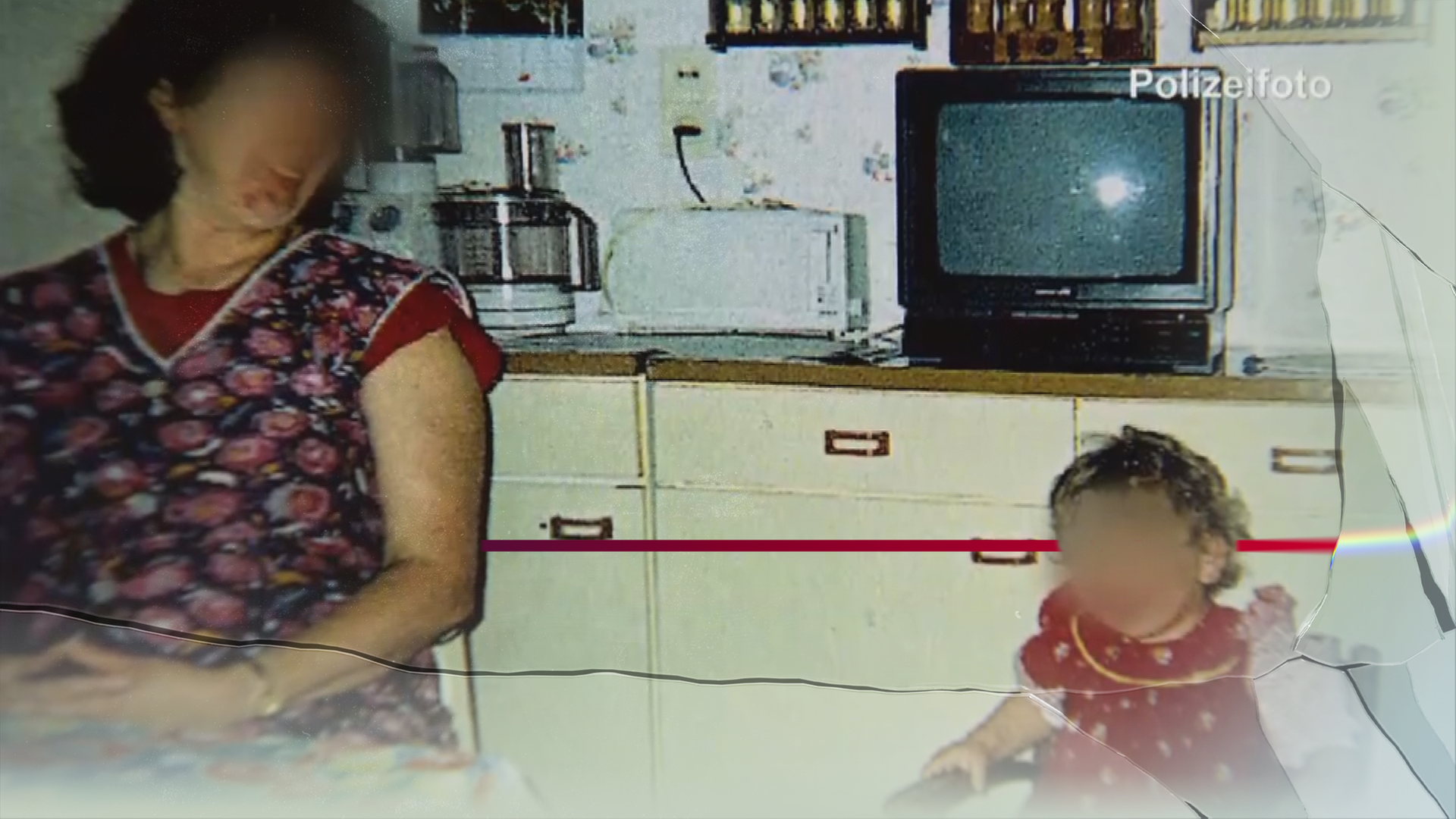 Foto aus der Polizeiakte zeigt Frau und Kind an einem Küchentisch. Im Hintergrund sind Küchengeräte und ein Fernseher zu sehen. Die Gesichter wurde technisch verfremdet.
