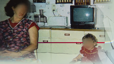 Foto aus der Polizeiakte zeigt Frau und Kind an einem Küchentisch. Im Hintergrund sind Küchengeräte und ein Fernseher zu sehen. Die Gesichter wurde technisch verfremdet.