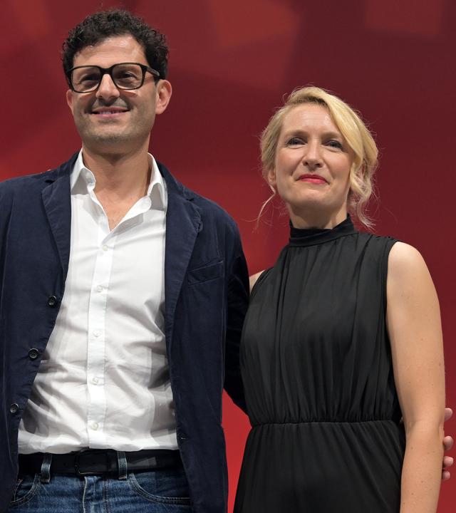  Luigi Pantisano (Die Linke,l), Parteivorsitzender, und Ines Schwerdtner (Die Linke), Parteivorsitzende, sind die neue Doppelspitze der Linken. 