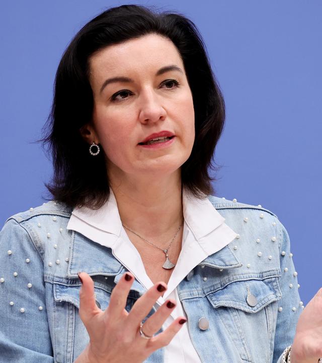 Die deutsche Forschungs-, Technologie- und Raumfahrtministerin Dorothee Bär nimmt am 30.01.2026 in Berlin an einer Pressekonferenz zum Thema „Nationale Dekade zur Bekämpfung postinfektiöser Erkrankungen” teil.