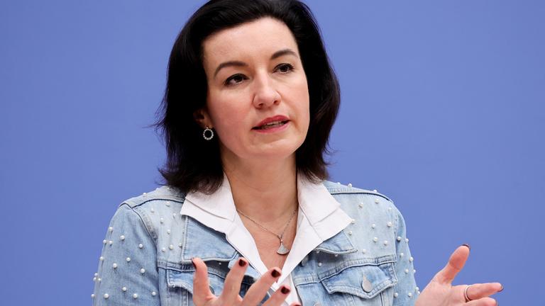 Die deutsche Forschungs-, Technologie- und Raumfahrtministerin Dorothee Bär nimmt am 30.01.2026 in Berlin an einer Pressekonferenz zum Thema „Nationale Dekade zur Bekämpfung postinfektiöser Erkrankungen” teil.